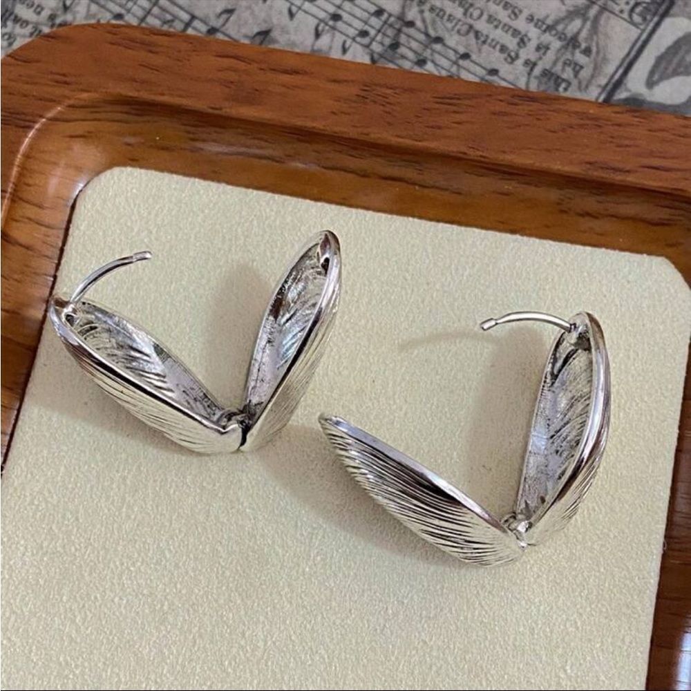 Shell Stud copper Earrings - Picture 4 of 15